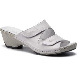 Klapki COMFORTABEL - 701189 Weiss 3. Białe klapki damskie Comfortabel, bez wzorów, ze skóry, bez obcasa, na obcasie. Za 229,00 zł.
