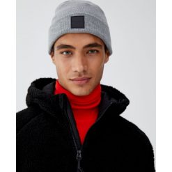 Kurtka ze sztucznego baranka z kieszenią kangurką. Białe kurtki męskie marki Pull&Bear, m, z napisami. Za 199,00 zł.