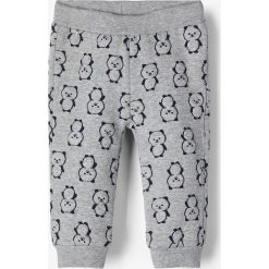 Spodnie dresowe "Somil" w kolorze szarym. Szare spodnie niemowlęce name it boys, bez wzorów, z dresówki. W wyprzedaży za 42,95 zł.