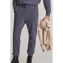 Spodnie dresowe slim - Szary. Szare spodnie męskie Reserved, s, bez wzorów, z dresówki. Za 89,99 zł.