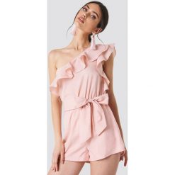 Schanna x NA-KD Kombinezon na jedno ramię - Pink. Różowe kombinezony damskie Schanna x NA-KD, w paski, z falbankami, bez rękawów. Za 121,95 zł.