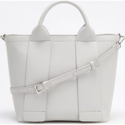 Biała torebka tote bag - Jasny szar. Białe torebki klasyczne damskie Reserved, bez wzorów, bez dodatków. Za 129,99 zł.