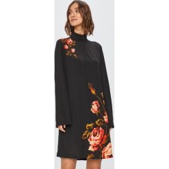 Desigual - Sukienka. Czarne sukienki damskie Desigual, na co dzień, s, z nadrukiem, z poliesteru, casualowe, z golfem, z długim rękawem, długie, mini, rozkloszowane. Za 519,90 zł.