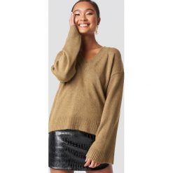 XLE the Label Sweter Erin - Brown. Brązowe swetry klasyczne damskie marki XLE the Label, z materiału, dekolt w kształcie v. Za 166,95 zł.