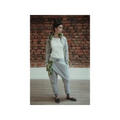 Spodnie damskie - Jungle - baggy - jogger - szare. Szare spodnie damskie Mimi monster alicja Łaciak, s, z nadrukiem, z elastanu, z obniżonym stanem, na fitness i siłownię. Za 249,00 zł.