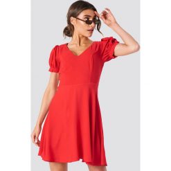 Trendyol Sukienka mini z dekoltem V - Red. Czerwone sukienki damskie Trendyol, bez wzorów, bez kołnierzyka, bez rękawów, mini. Za 80,95 zł.