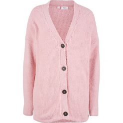 Sweter rozpinany z puszystej przędzy bonprix pastelowy jasnoróżowy. Różowe kardigany damskie marki bonprix. Za 74,99 zł.