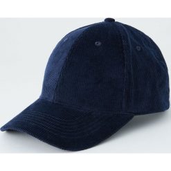Sztruksowa czapka z zakrzywionym daszkiem. Zielone czapki męskie Pull&Bear, bez wzorów, ze sztruksu. Za 59,90 zł.