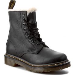 Glany DR. MARTENS - Serena 21797001 Black. Czarne glany damskie Dr. Martens, ze skóry, klasyczne, bez obcasa, bez zapięcia. W wyprzedaży za 469,00 zł.