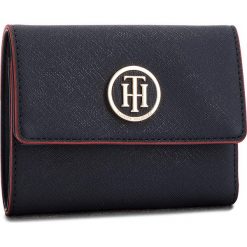 Mały Portfel Damski TOMMY HILFIGER - Honey Med Flap Walle AW0AW05740 901. Niebieskie portfele damskie TOMMY HILFIGER, ze skóry ekologicznej. Za 279,00 zł.