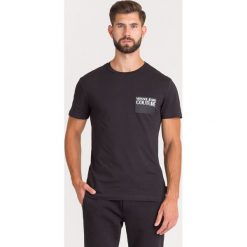 T-SHIRT VERSACE JEANS COUTURE. Czarne t-shirty męskie m, z aplikacjami, z bawełny, z okrągłym kołnierzem. Za 147,95 zł.
