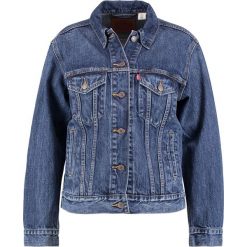 Levi's® EX BOYFRIEND TRUCKER Kurtka jeansowa stoop culture. Niebieskie bomberki damskie Levi's®, s, z bawełny. Za 399,00 zł.