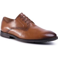 Półbuty CLARKS - Ronnie Walk 261480277 Tan Leather. Pomarańczowe buty wizytowe męskie Clarks, bez wzorów, ze skóry, eleganckie, bez zapięcia. W wyprzedaży za 339,00 zł.