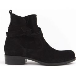Botki z kokardą - skóra naturalna - model 458 - kolor czarny welur. Czarne botki damskie Zapato, z jeansu, eleganckie, z okrągłym noskiem, bez obcasa, na płaskiej podeszwie, bez zapięcia. W wyprzedaży za 319,20 zł.