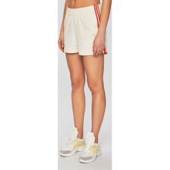 Adidas Originals - Szorty. Białe szorty damskie adidas Originals, bez wzorów, z bawełny, casualowe, z podwyższonym stanem. Za 149,90 zł.