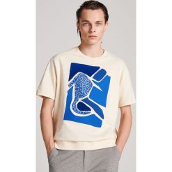 T-shirt ze strukturalnym nadrukiem - Kremowy. Białe t-shirty męskie Reserved, xl, z nadrukiem. W wyprzedaży za 19,99 zł.