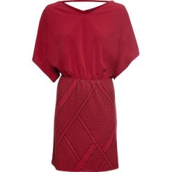Sukienka z foliowym nadrukiem bonprix ciemnoczerwono-czarny z nadrukiem. Czerwone sukienki damskie bonprix, z nadrukiem, z dekoltem w serek, bez rękawów. Za 89,99 zł.