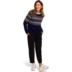 Sweter w norweskie wzory granatowy. Niebieskie swetry damskie e-margeritka.pl, na jesień, s, bez wzorów, z krótkim rękawem, krótkie, bez kaptura. Za 118,99 zł.