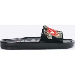 Melissa - Klapki Rojo. Czarne klapki damskie Melissa, bez wzorów, z materiału, bez obcasa, na obcasie. W wyprzedaży za 159,90 zł.
