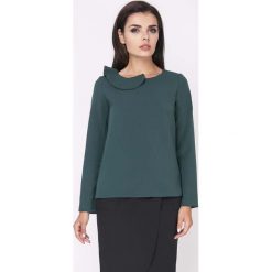 Zielona Elegancka Bluzka Wizytowa z Falbanką przy Dekolcie. Zielone bluzki damskie marki Molly.pl, s, bez wzorów, eleganckie, z falbankami, bez rękawów. Za 114,90 zł.