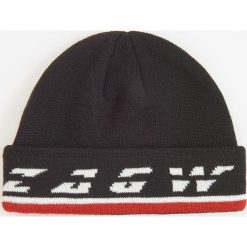 Czapka z napisem redesign - Biały. Białe czapki zimowe męskie Reserved, z napisami. Za 39,99 zł.