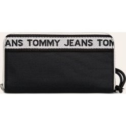 Tommy Jeans - Portfel. Czarne portfele damskie Tommy Jeans, bez wzorów, z poliesteru. W wyprzedaży za 159,90 zł.