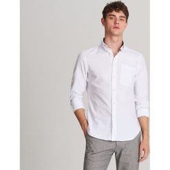 Gładka koszula regular fit - Biały. Białe koszule męskie Reserved, s, bez wzorów, bez kołnierzyka, bez rękawów. Za 99,99 zł.