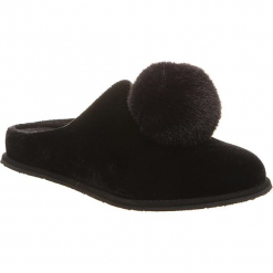 Kapcie "Tango" w kolorze czarnym. Czarne kapcie damskie marki Bearpaw, z wełny. W wyprzedaży za 136,95 zł.