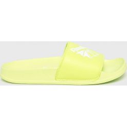 Reebok Classic - Klapki. Zielone klapki damskie Reebok Classic, bez wzorów, ze skóry, bez obcasa, na obcasie. W wyprzedaży za 99,90 zł.