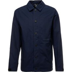 Nike SB COACHES CHORE Kurtka wiosenna obsidian. Niebieskie kurtki męskie marki Nike SB, xl, bez wzorów, z elastanu. Za 349,00 zł.