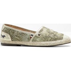 Espadryle Mustang bonprix beżowo-złoty. Brązowe espadryle damskie bonprix, z haftami, bez obcasa. Za 79,99 zł.