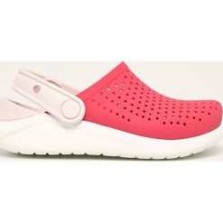 Crocs - Klapki dziecięce. Niebieskie sandały dziewczęce Crocs, z materiału, bez zapięcia. W wyprzedaży za 149,90 zł.