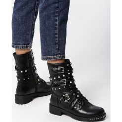 Czarne Botki Maisie. Czarne botki damskie Born2be, rockowe, z okrągłym noskiem, przed kolano, na wysokim obcasie, na obcasie, z paskami. Za 159,99 zł.