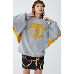 Bluza college ze sztruksowymi wstawkami. Szare bluzy damskie Pull&Bear, bez wzorów, ze sztruksu, bez rękawów, bez kaptura. Za 99,90 zł.