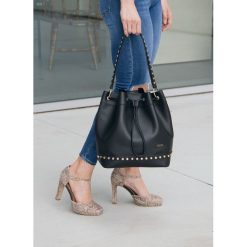 Damska torba shopper Felice - czarna. Czarne torby damskie na zakupy Tagless, z aplikacjami, ze skóry ekologicznej, na ramię, zdobione, bez dodatków. Za 93,44 zł.