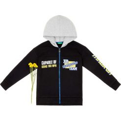 Bluza w kolorze czarno-szarym. Szare bluzy niemowlęce Benetton Kids, z nadrukiem, bez rękawów, bez kaptura. W wyprzedaży za 42,95 zł.