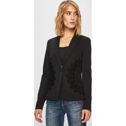 Desigual - Żakiet. Czarne marynarki damskie Desigual, bez wzorów, z elastanu. W wyprzedaży za 299,90 zł.