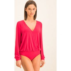 Body Guess Shania W01P58 K9HJ0. Różowe bluzki damskie Guess, m, z aplikacjami, z elastanu, bez kołnierzyka, bez rękawów. W wyprzedaży za 219,00 zł.