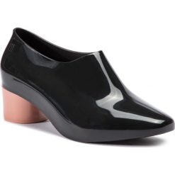 Półbuty MELISSA - Mid Ad 32438 Black/Pink 50837. Czarne półbuty damskie Melissa, bez wzorów, z tworzywa sztucznego, bez obcasa, na obcasie, bez zapięcia. W wyprzedaży za 269,00 zł.