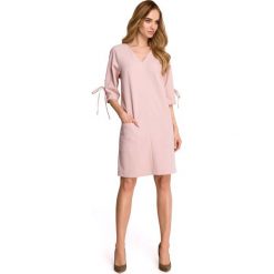 Pudrowa Casualowa Sukienka z Wiązaniem na Rękawie. Różowe sukienki damskie Molly.pl, na co dzień, s, bez wzorów, eleganckie, bez kołnierzyka, bez rękawów, proste. Za 139,90 zł.