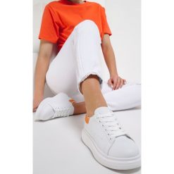 Biało-Pomarańczowe Sneakersy Brentisa. Białe sneakersy damskie Renee. Za 89,99 zł.