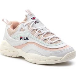 Sneakersy FILA - Ray Low Wmn 1010562.02Y White/Spanish Villa/Morning Mist. Białe półbuty damskie Fila, ze skóry ekologicznej. W wyprzedaży za 289,00 zł.