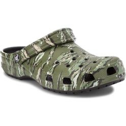 Klapki CROCS - Classic Graphic Clog 204612 Black/Camo. Zielone klapki damskie marki Crocs, bez wzorów, z tworzywa sztucznego, bez obcasa. W wyprzedaży za 139,00 zł.