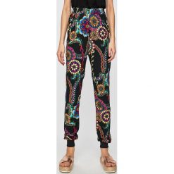 Desigual - Spodnie. Szare spodnie damskie marki Desigual, s, bez wzorów, z wiskozy, casualowe. Za 449,90 zł.