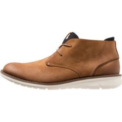 Kenneth Cole Reaction CASINO CHUKKA Sznurowane obuwie sportowe tan/navy. Brązowe buty sportowe męskie marki NEWFEEL, z gumy. Za 459,00 zł.