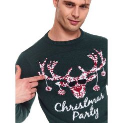Sweter ze świątecznym motywem. Zielone swetry męskie Top Secret, na zimę, xxl, z nadrukiem, wizytowe, bez kołnierzyka, bez kaptura. Za 99,99 zł.