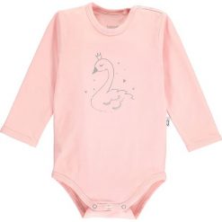 Body w kolorze jasnoróżowym. Różowe body niemowlęce lamino, z nadrukiem, z materiału, bez rękawów. W wyprzedaży za 26,95 zł.