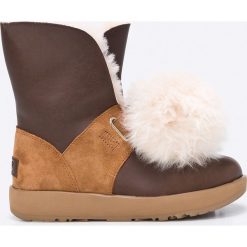 UGG - Botki Isley. Brązowe botki damskie lity marki Ugg, z gumy, z okrągłym noskiem. Za 1249,00 zł.