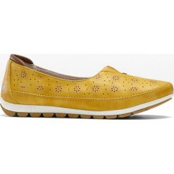 Buty wsuwane Mustang bonprix żółty curry. Pomarańczowe baleriny damskie bonprix, bez wzorów, eleganckie, bez obcasa. Za 189,99 zł.