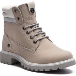 Trapery WRANGLER - Creek WL182500 Ice 91. Szare trapery damskie Wrangler, ze skóry, bez obcasa, bez zapięcia. W wyprzedaży za 269,00 zł.